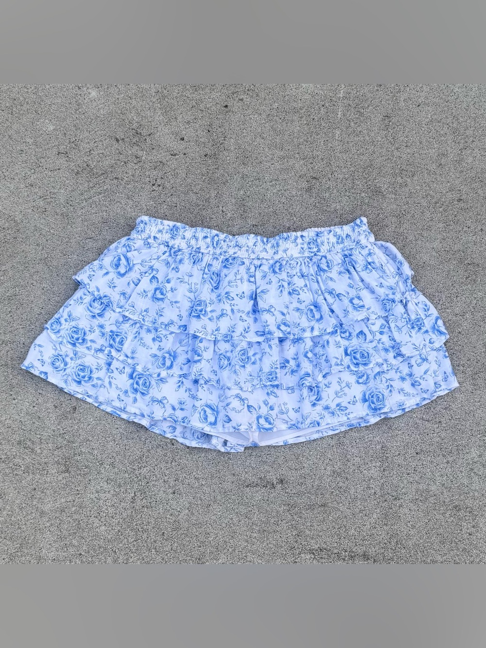 Hollister White and Light Blue Floral Tiered Ruffle Skort